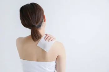 肩に湿布をしている様子