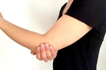 肘を痛めている様子