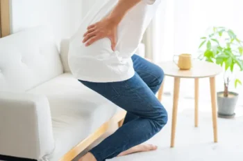 急に腰が痛む様子